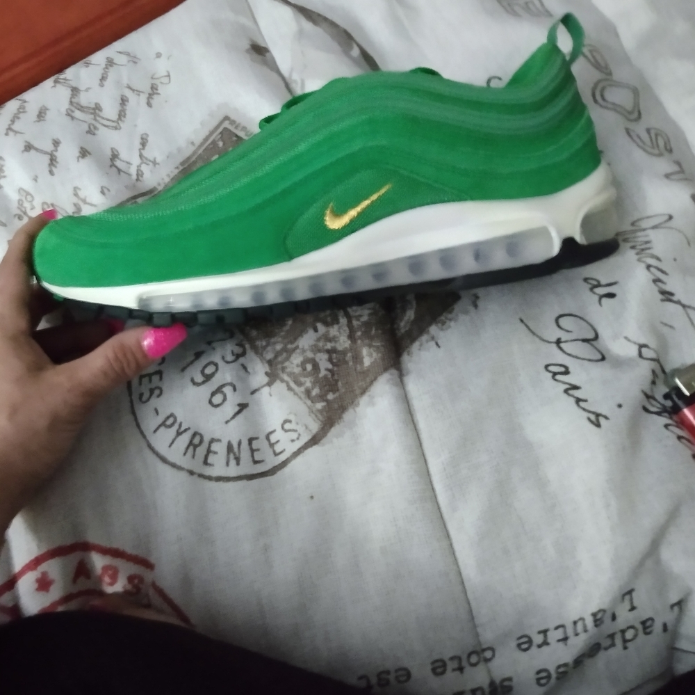 Left Nike shoe only